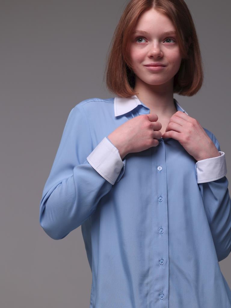 Голубая рубашка с белым воротником