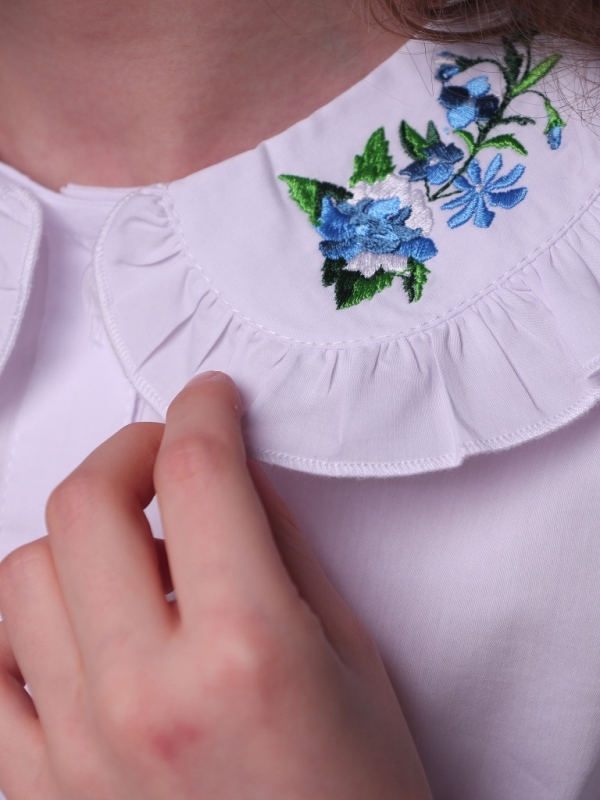 Блузка с  отложным воротником и вышивкой "полевые цветы"